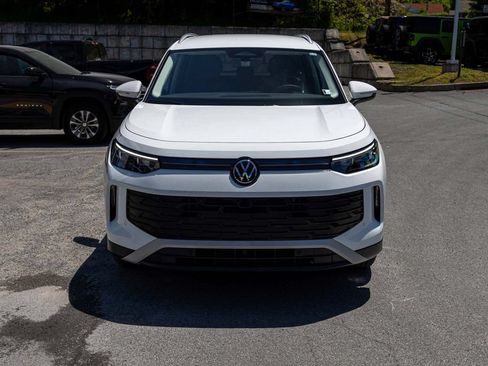 Used 2025 Volkswagen Tiguan SE AWD/4WD image 2