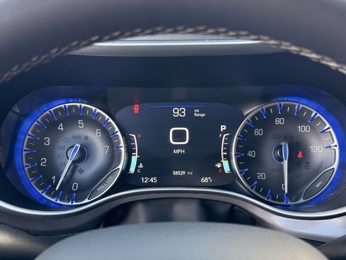 Used 2024 Chrysler Pacifica Touring-L image 22