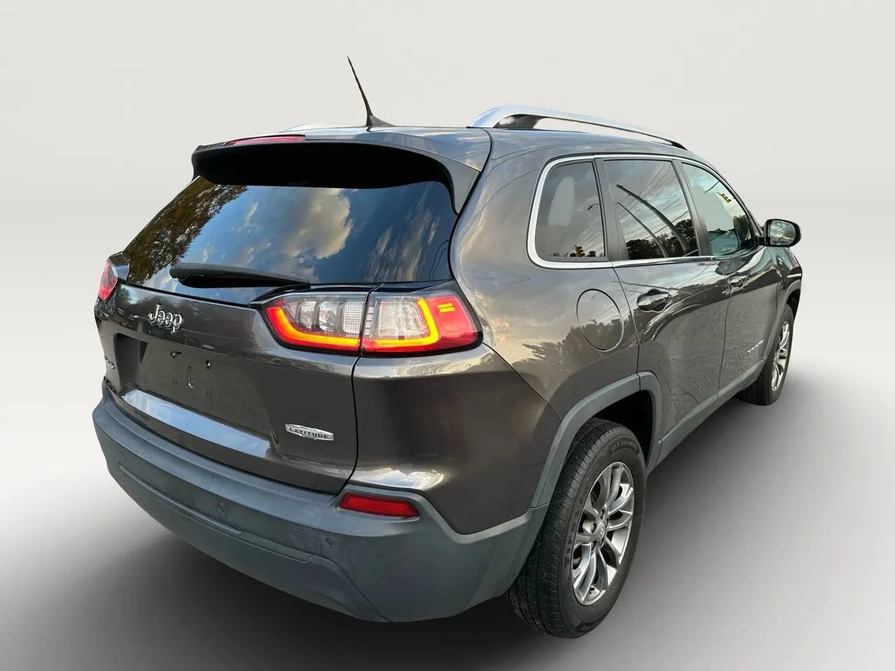 Used 2019 Jeep Cherokee Latitude Plus AWD/4WD image 3