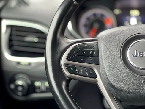 Used 2019 Jeep Cherokee Limited image 32