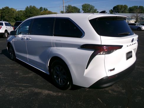 Used 2021 Toyota Sienna LE AWD/4WD image 4
