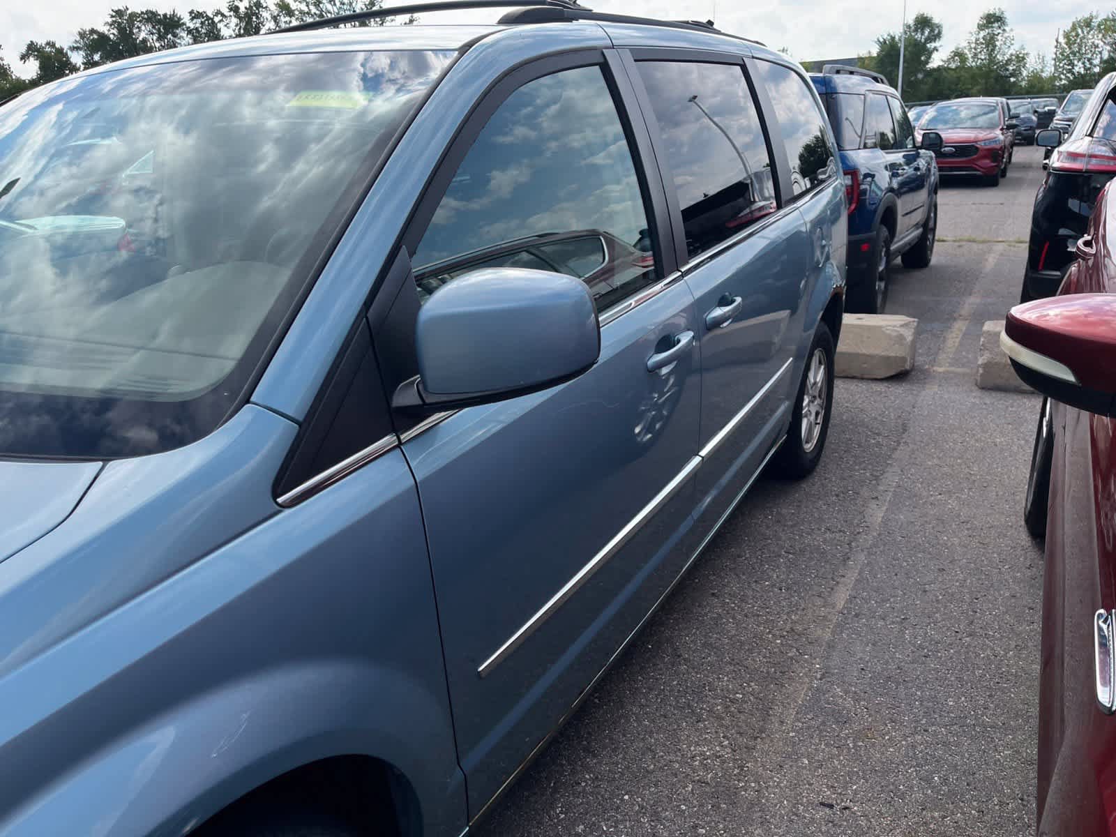 Used 2009 Chrysler Town & Country Touring w/ Family Value Group FWD image 6