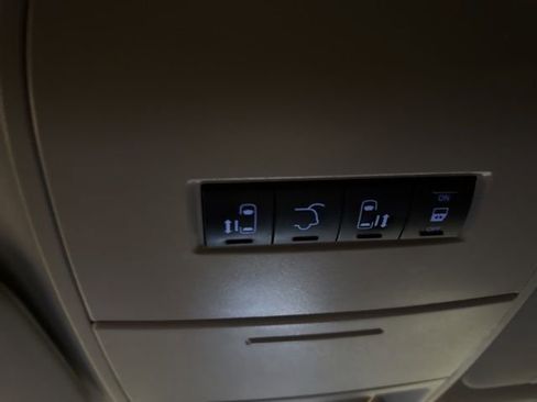 Used 2014 Chrysler Town & Country Touring image 14