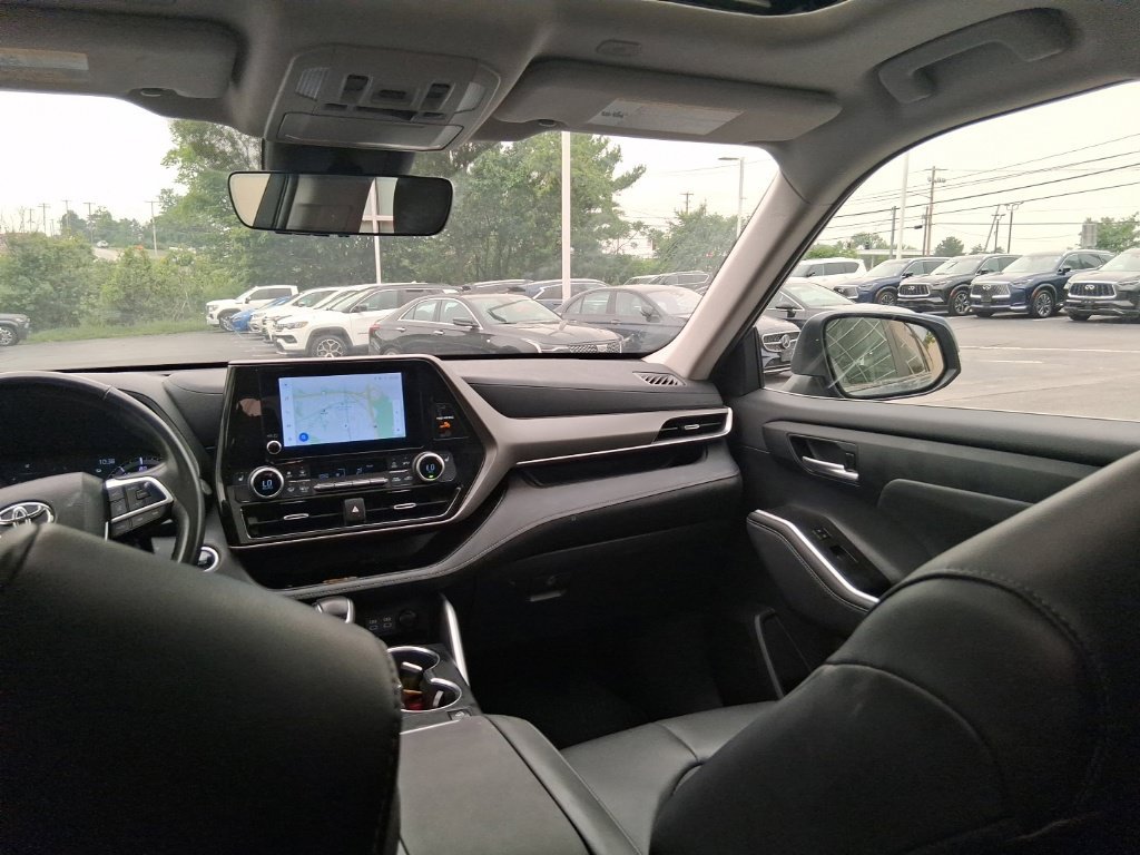 Used 2024 Toyota Highlander XLE AWD/4WD image 28