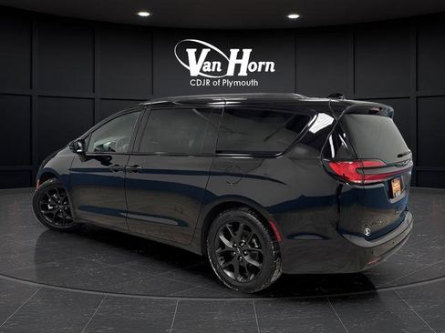 Certified 2025 Chrysler Pacifica Limited image 3