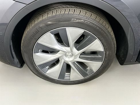 Used 2022 Tesla Model Y Long Range image 11