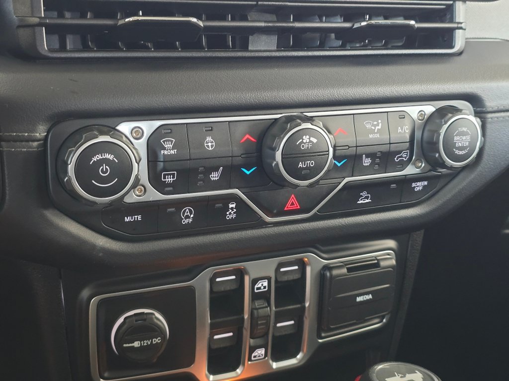 Used 2025 Jeep Wrangler Unlimited Sahara AWD/4WD image 28