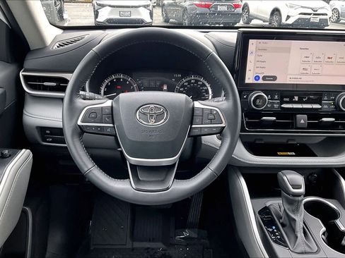 Used 2024 Toyota Highlander XLE image 5