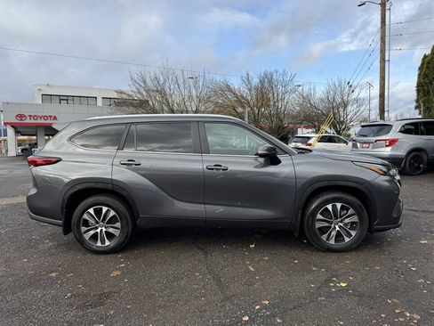 Used 2023 Toyota Highlander XLE image 11