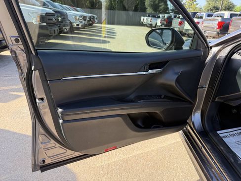 Used 2022 Toyota Camry SE FWD image 8