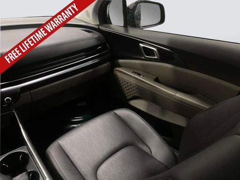 Used 2025 Kia Carnival FWD image 25