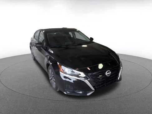 Used 2025 Nissan Altima 2.5 SV image 3