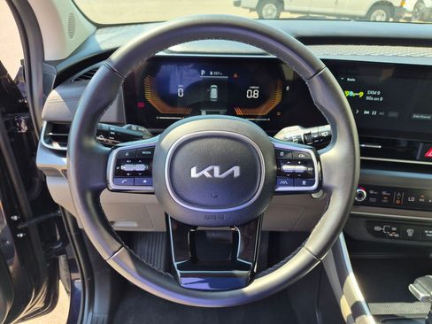 Used 2025 Kia Carnival FWD image 19