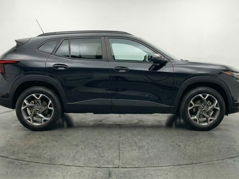 Used 2025 Chevrolet Trax LT image 11