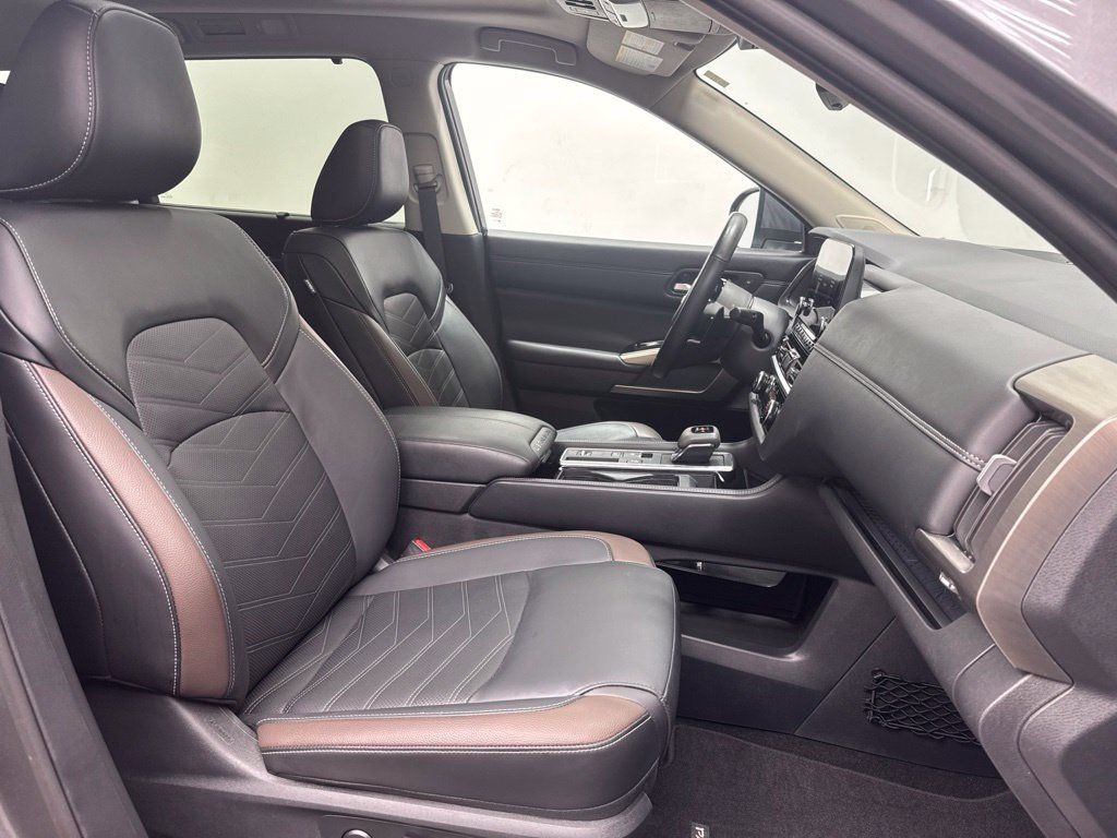 Used 2025 Nissan Pathfinder Platinum FWD image 19