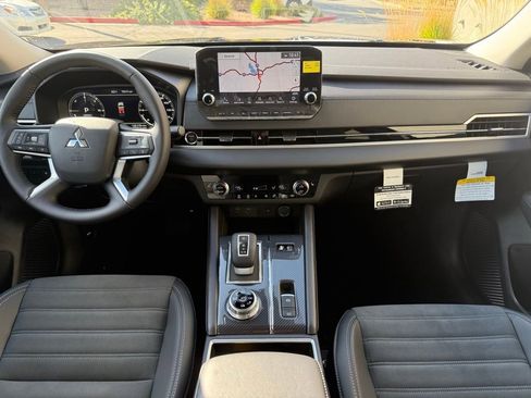 New 2025 Mitsubishi Outlander SE image 13