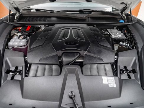 Used 2025 Porsche Cayenne image 32