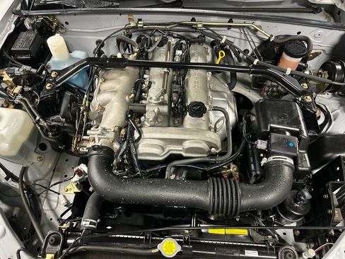 Used 2004 MAZDA MX-5 Miata w/ Cloth Azure Blue Pkg image 20