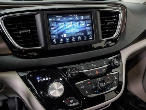 Used 2018 Chrysler Pacifica Touring-L FWD image 16