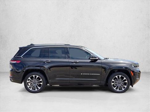 Used 2022 Jeep Grand Cherokee Overland w/ Luxury Tech Group IV AWD/4WD image 4