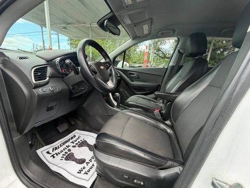 Used 2017 Chevrolet Trax LT w/ LT Convenience Package FWD image 11