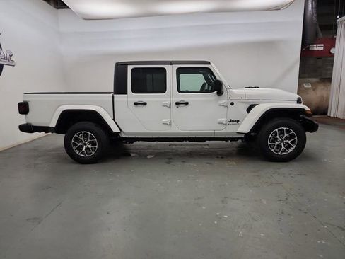 New 2025 Jeep Gladiator Sport image 10