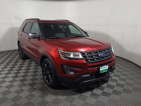 Used 2017 Ford Explorer XLT w/ Equipment Group 202A AWD/4WD image 13