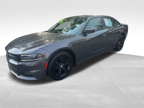 Used 2017 Dodge Charger SXT RWD image 2