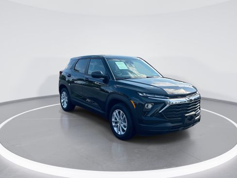 Used 2025 Chevrolet TrailBlazer LS w/ LS Convenience Package FWD image 2