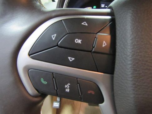 Used 2019 Jeep Grand Cherokee Overland AWD/4WD image 25