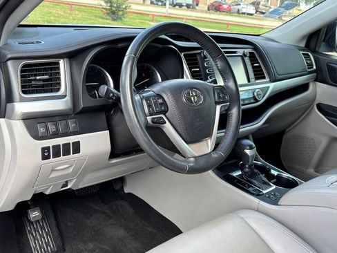 Used 2019 Toyota Highlander XLE FWD image 12