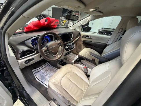 Used 2017 Chrysler Pacifica Touring-L image 44