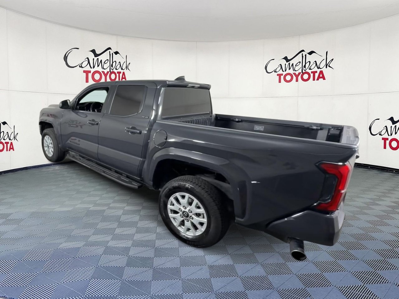 Used 2025 Toyota Tacoma SR5 AWD/4WD image 9
