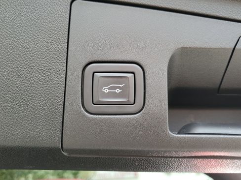 Used 2023 Cadillac XT4 Luxury w/ Cold Weather Package image 11