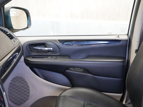 Used 2018 Dodge Grand Caravan SXT image 29