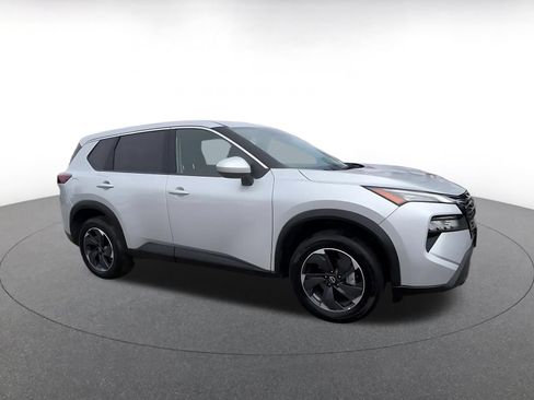 Used 2025 Nissan Rogue SV FWD image 2
