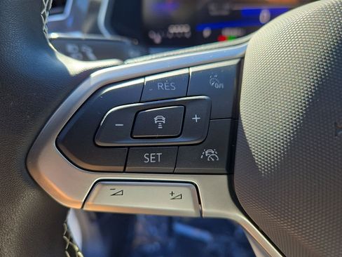 Used 2024 Volkswagen Tiguan SE w/ Panoramic Sunroof Package image 23