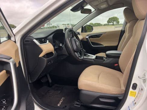 Used 2021 Toyota RAV4 LE AWD/4WD image 3
