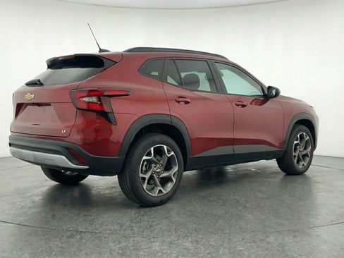 Used 2025 Chevrolet Trax LT w/ LT Convenience Package image 9