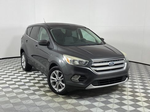 Used 2017 Ford Escape SE FWD image 2