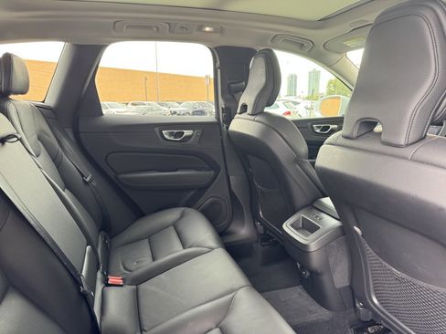 Used 2022 Volvo XC60 B5 Momentum w/ Climate Package image 39