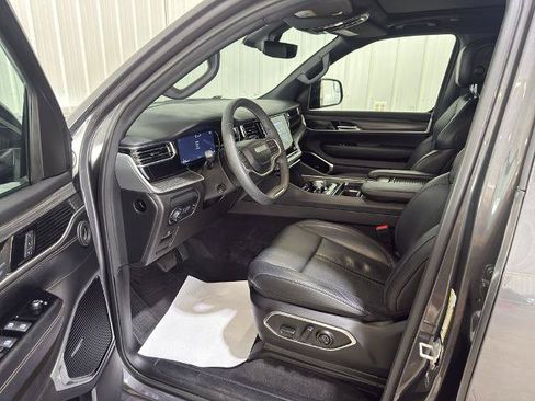 Used 2023 Jeep Wagoneer L Series III w/ Premium Group I AWD/4WD image 2