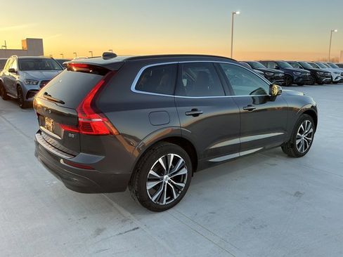 Used 2022 Volvo XC60 B5 Momentum w/ Advanced Package image 5