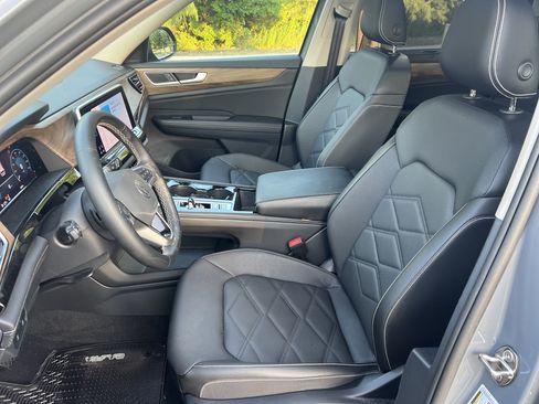 Used 2025 Volkswagen Atlas SE w/ Panoramic Sunroof Package FWD image 13