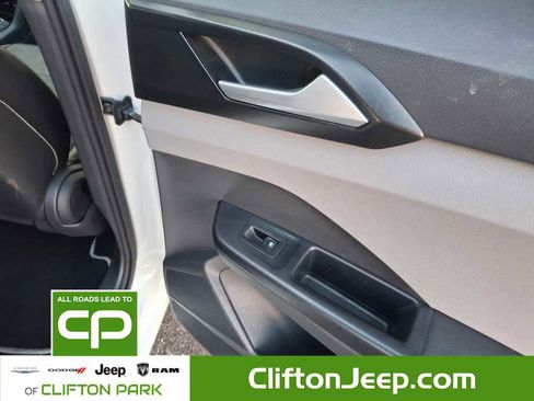 Used 2023 Volkswagen Taos SE image 17