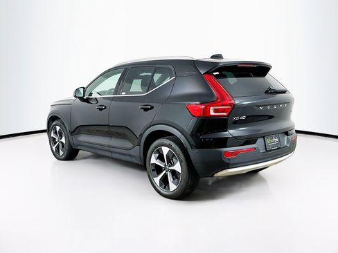 Used 2025 Volvo XC40 B5 Plus image 5