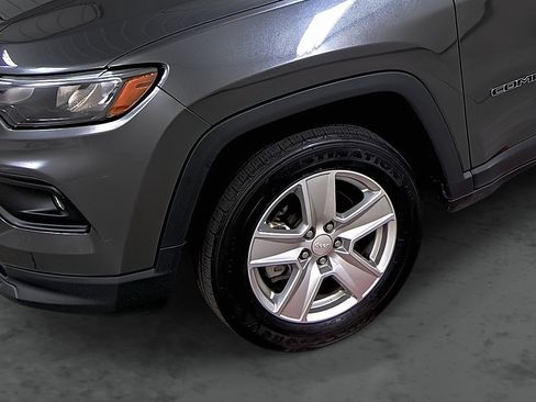 Used 2022 Jeep Compass Latitude w/ Sun and Sound Group AWD/4WD image 7
