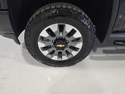 Used 2022 Chevrolet Silverado 2500 Custom w/ Custom Value Package image 4