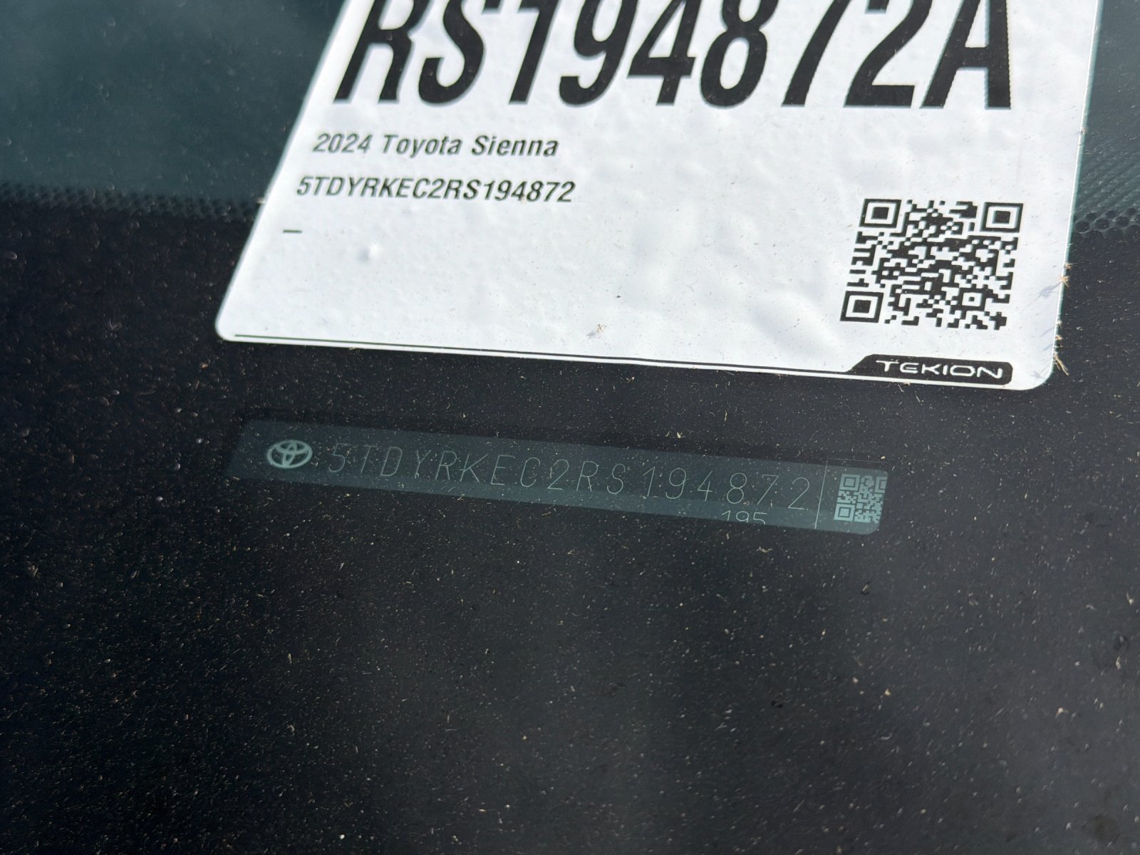 Used 2024 Toyota Sienna XLE FWD image 3