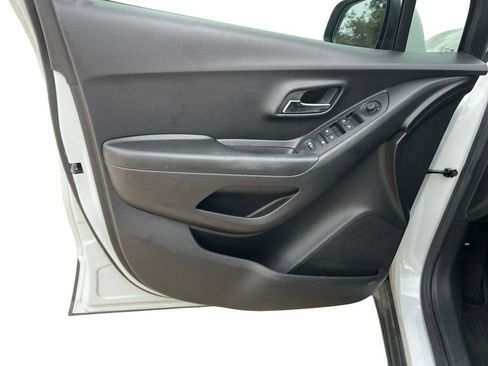 Used 2022 Chevrolet Trax LT w/ LT Convenience Package image 24